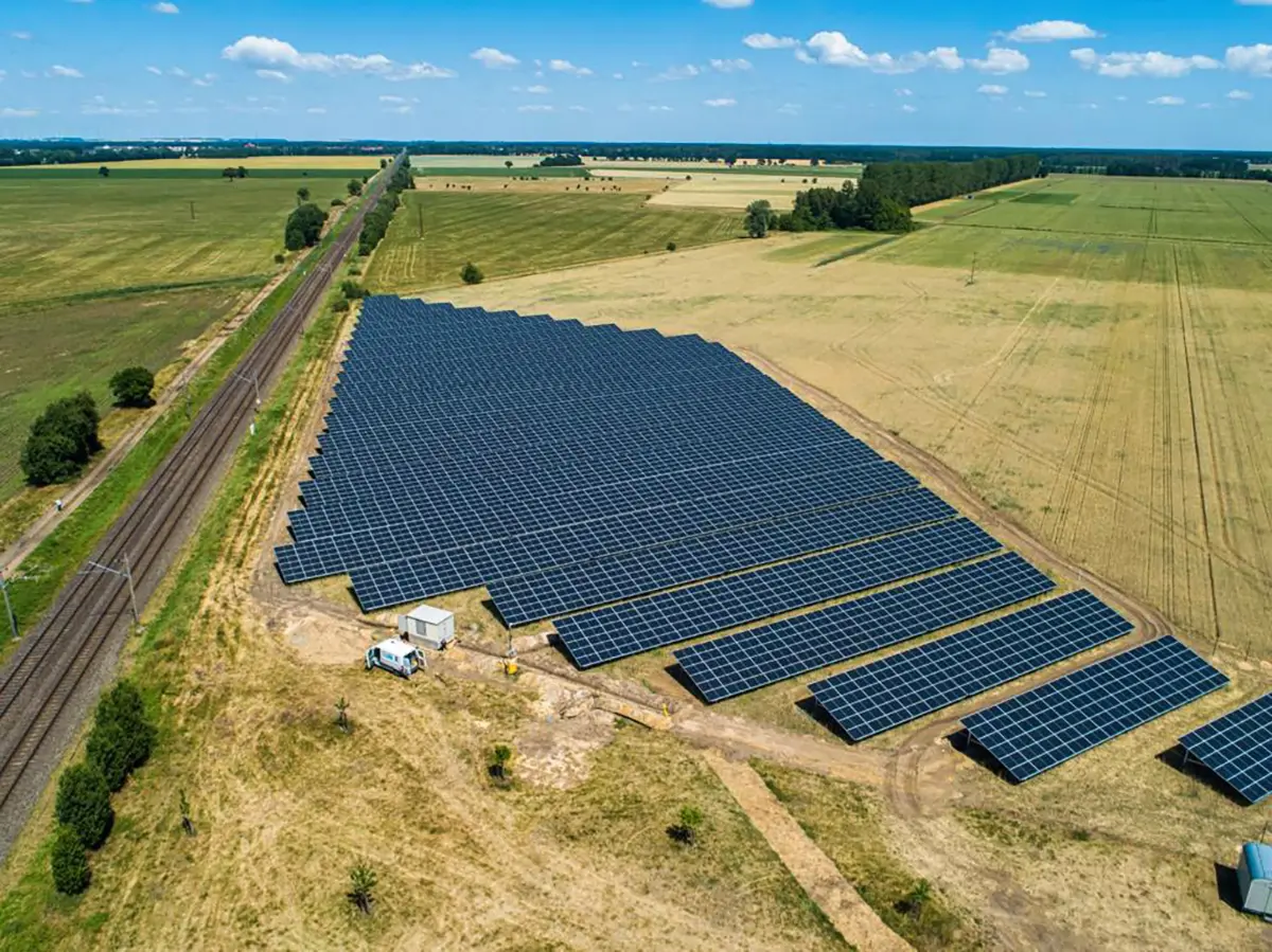 Solarpark an Bahnstrecke